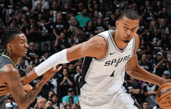 05月09日讯,NBA季后赛西部半决赛继续开打,森林狼主场迎战圣安东尼奥马刺。本场新生代强队之间的交锋对抗激烈,比赛节奏跌宕起伏。在上半场双方战成平手的情况下,马刺在第三节完成攻防升级,凭借整体性更强的团队发挥拉开差距。三节战罢,马刺以86-79暂时领先森林狼,带着7分优势进入末节决战。